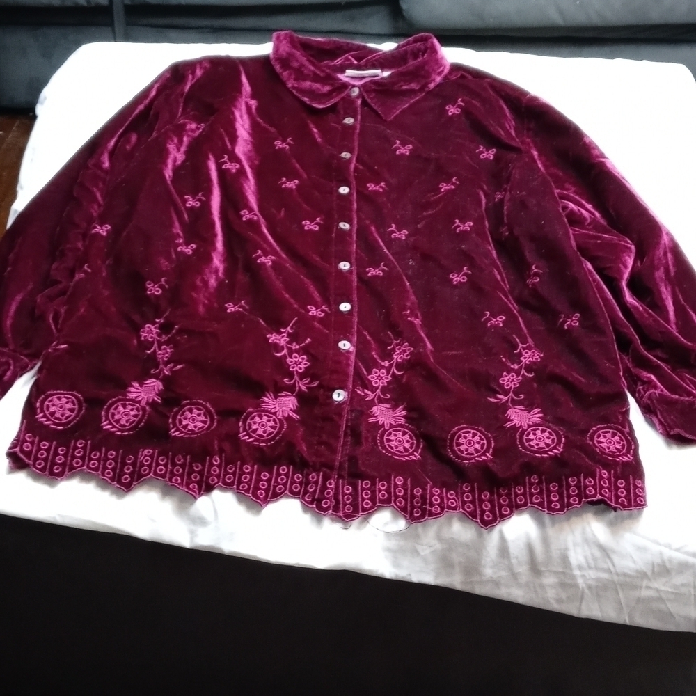 White Stag womens 26W/28W (46-48) button down velvet feel long sleeved blouse.